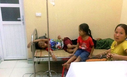 Bệnh nhân bị rối loạn tiêu hóa được điều trị ở cơ sở y tế huyện Nga Sơn.